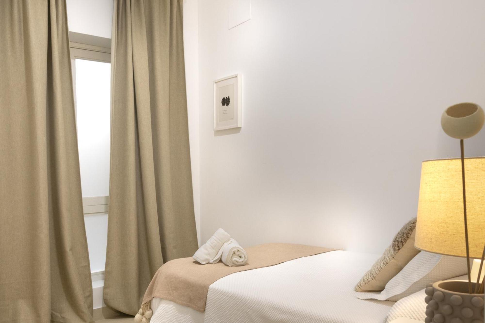 Apartamentos La Tahona Cádiz Exteriör bild